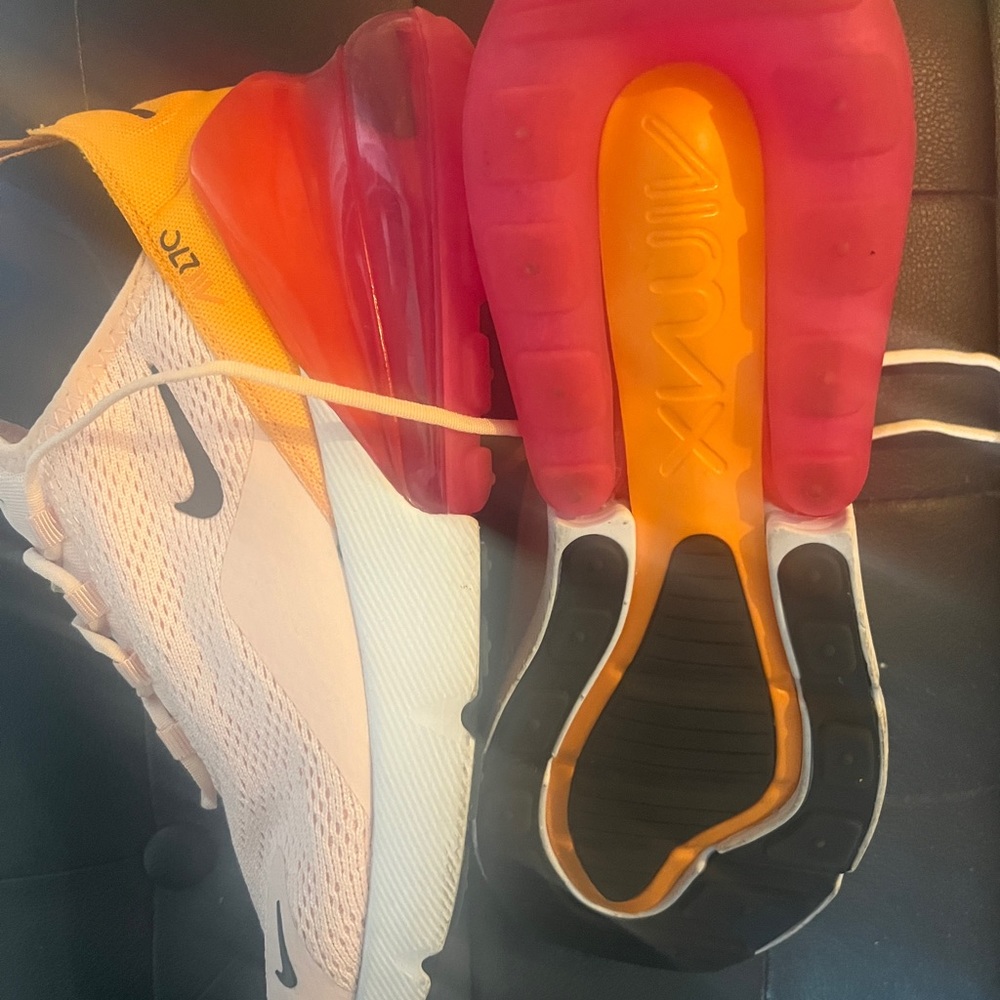 Nike 270
